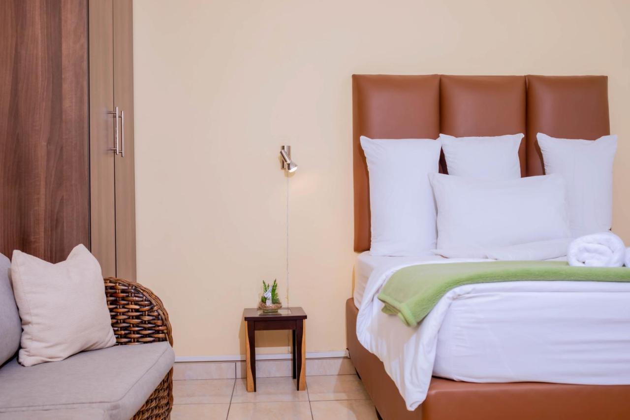 Road House Guest House Omuthiya Exterior photo