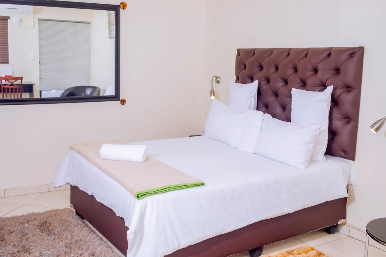 Road House Guest House Omuthiya Exterior photo