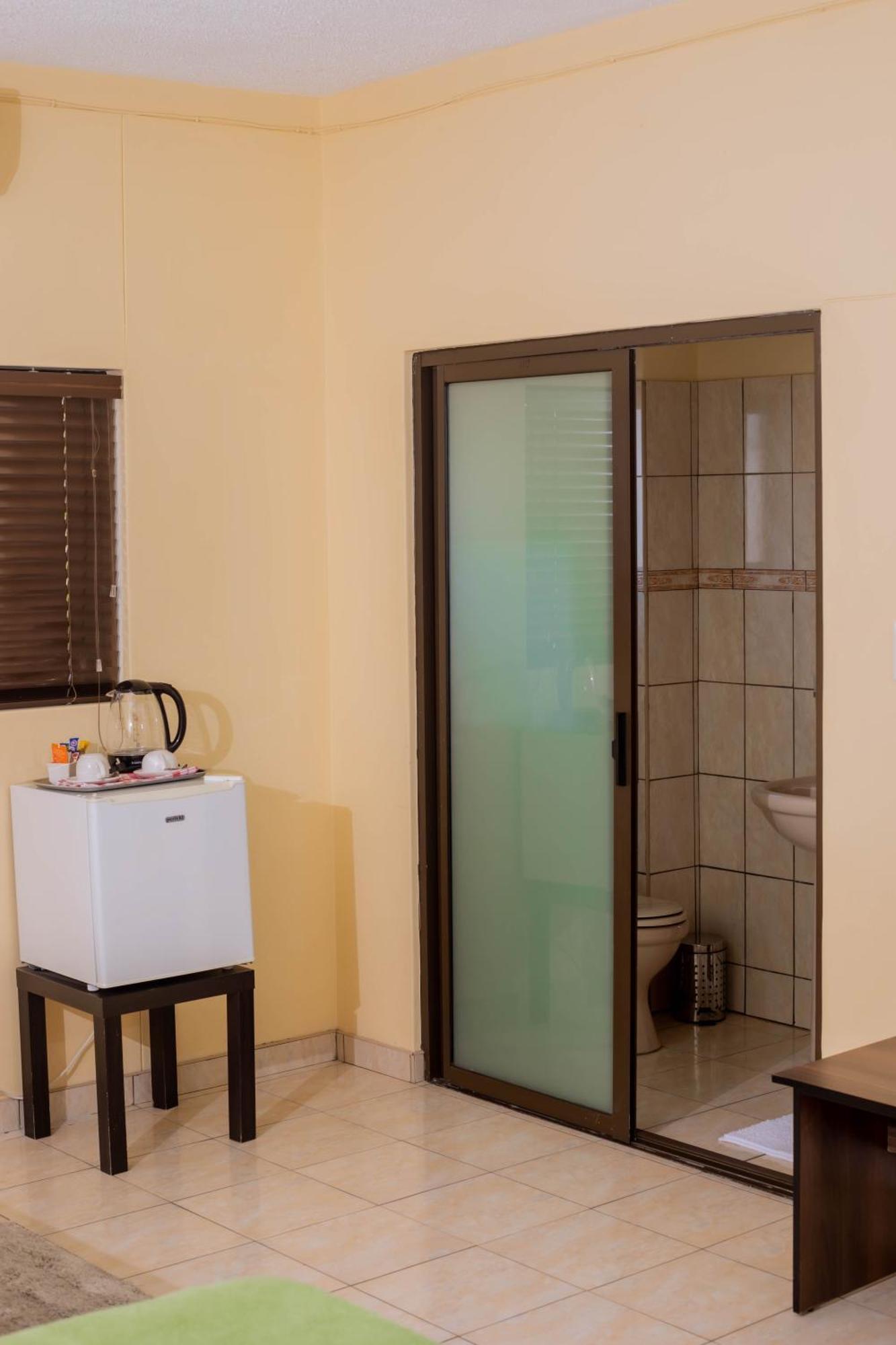 Road House Guest House Omuthiya Exterior photo